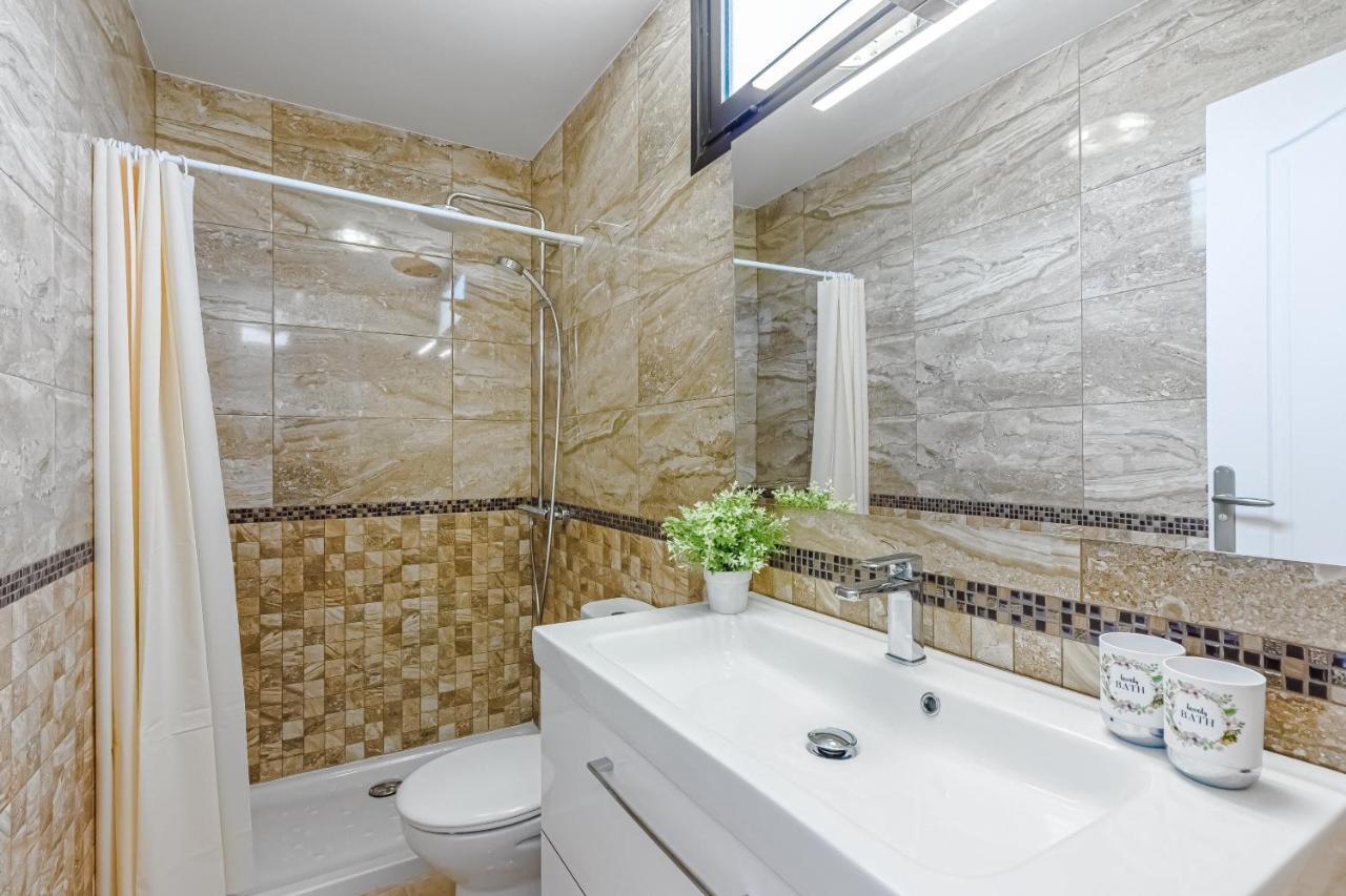 Apartment Apart America - 150 Meters From The Beach, Free Wi-Fi Arona  Bagian luar foto
