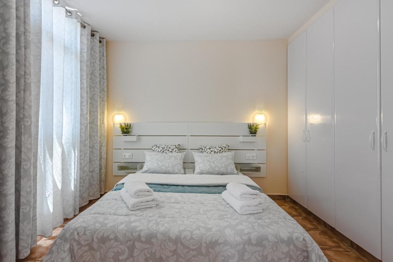 Apartment Apart America - 150 Meters From The Beach, Free Wi-Fi Arona  Bagian luar foto